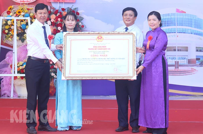 Trường Võ Văn Kiệt (Kiên Giang) đạt chuẩn quốc gia mức độ 2